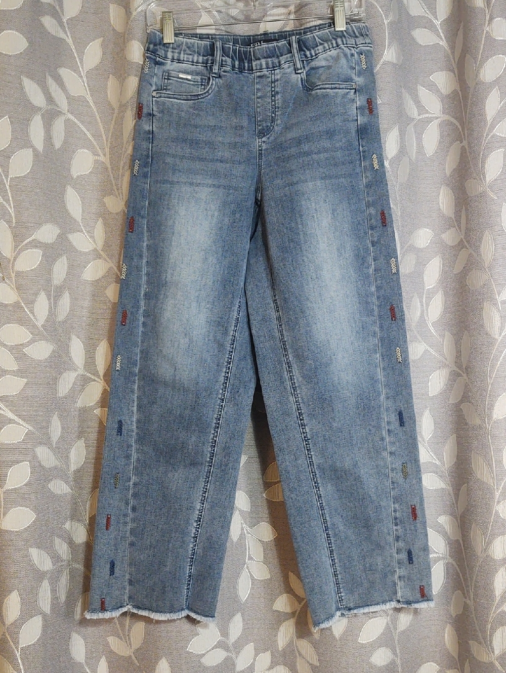 FDJ Light Blue Embroidered Side Seam Women’s Jeans size 4